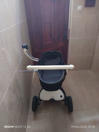 Carrito de bebé blanco y negro