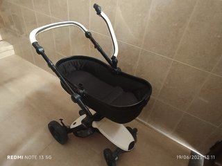 Carrito de bebé blanco y negro