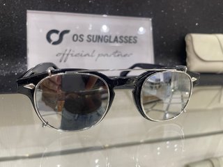 Occhiali da sole neri con clip