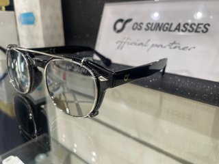 Occhiali da sole neri con clip