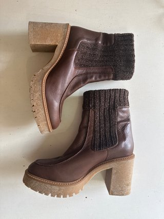 Botas de piel marrones con tejido