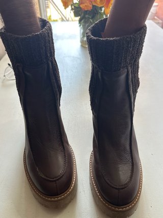 Botas de piel marrones con tejido