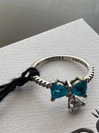 Anillo Pandora Lazo Azul de Los Bridgerton