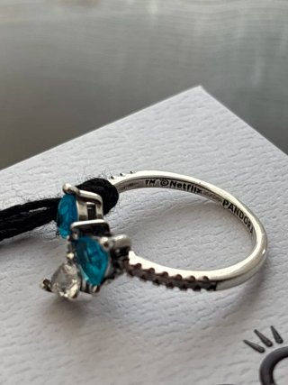 Anillo Pandora Lazo Azul de Los Bridgerton