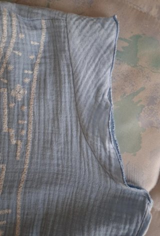 Blusa sin mangas bordada October azul
