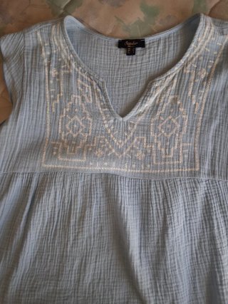 Blusa sin mangas bordada October azul