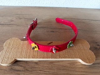Collar rojo con flores