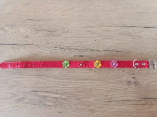 Collar rojo con flores