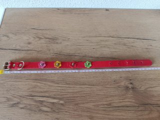 Collar rojo con flores