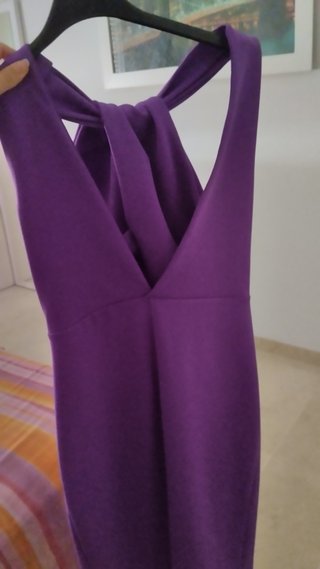Vestido morado con escote cruzado