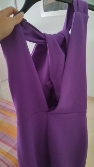 Vestido morado con escote cruzado