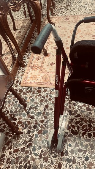Andador con asiento y ruedas