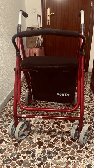 Andador con asiento y ruedas