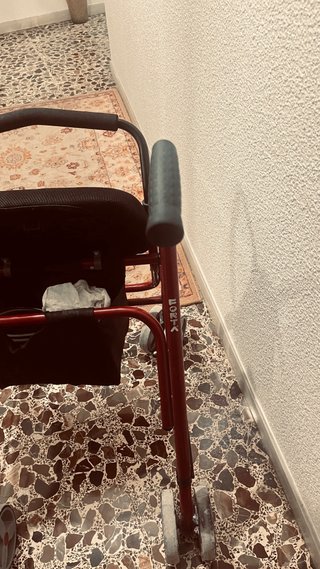 Andador con asiento y ruedas