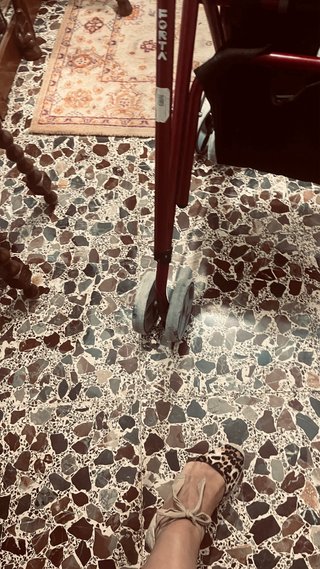 Andador con asiento y ruedas
