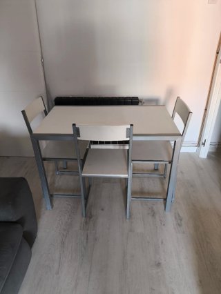 Mesa y 3 Sillas Comedor
