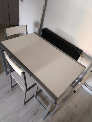 Mesa y 3 Sillas Comedor