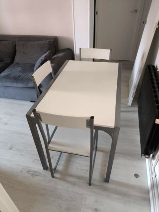 Mesa y 3 Sillas Comedor