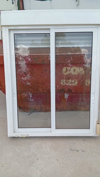 Ventana aluminio blanco con persiana