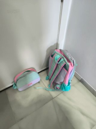 Mochila y neceser verde y rosa