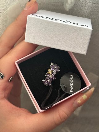 Anillo Pandora Abeja y Herbario de Los Bridgerton