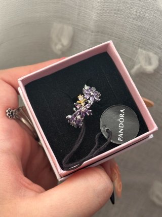 Anillo Pandora Abeja y Herbario de Los Bridgerton
