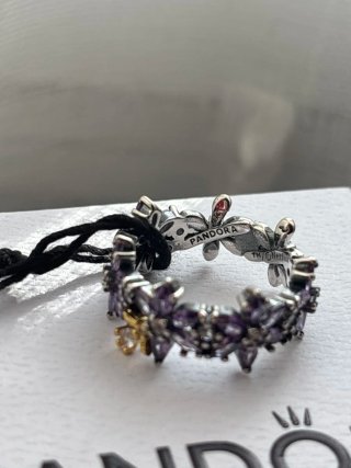 Anillo Pandora Abeja y Herbario de Los Bridgerton