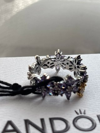Anillo Pandora Abeja y Herbario de Los Bridgerton