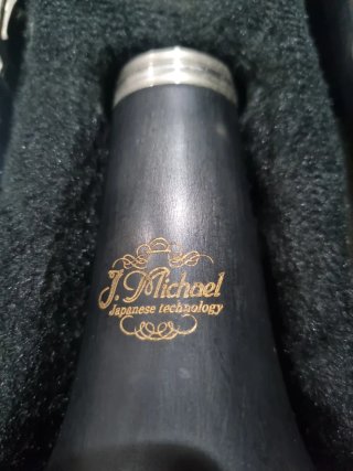 Clarinete con estuche J. MITCHAEL.