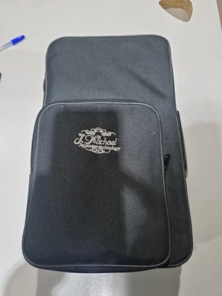Clarinete con estuche J. MITCHAEL.