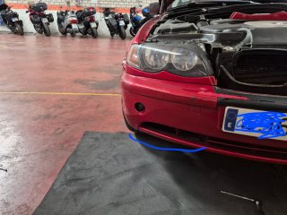 Se vende parachoques rojo.