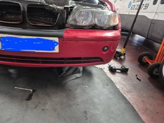 Se vende parachoques rojo.