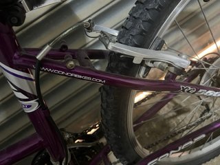 Bicicleta Conor con cambios Shimano. Sin frenos.