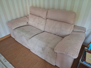 Sofá extensible beige de 3 plazas.