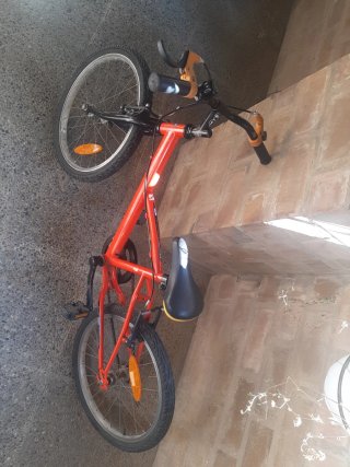 Bicicleta roja + Casco Quechua