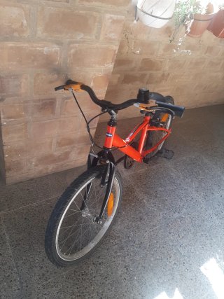 Bicicleta roja + Casco Quechua