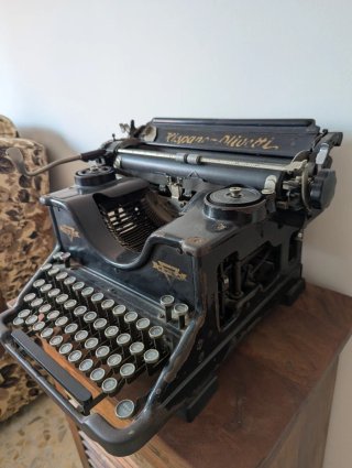 Máquina de escribir Hispano Olivetti
