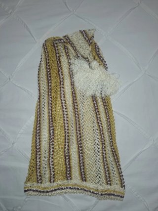 Cofia goyesca  de crochet dorado para niña