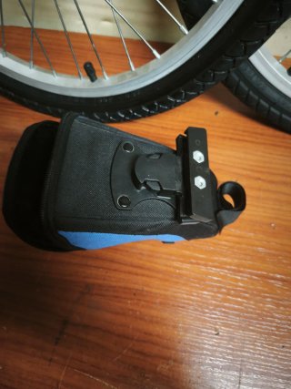 Bolsa sillín Crivit azul y negra