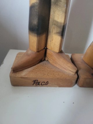 Figuras de madera tallada pareja