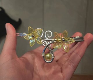 Pulsera plateada con flores amarillas