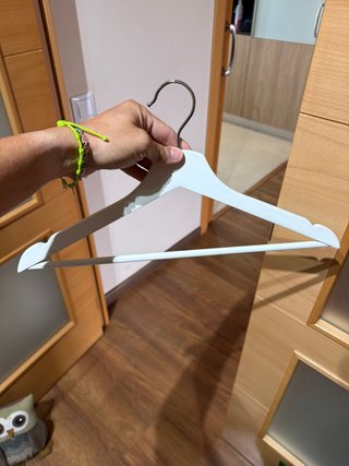 Perchas de madera y metal