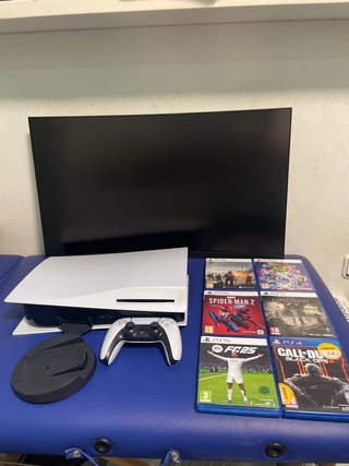 Consola PS5 con 6 juegos y mando y monitor