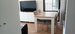 Mesa de comedor de madera y tela
