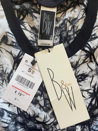 Blusa Bershka Blanca y Negra Talla S amplísima