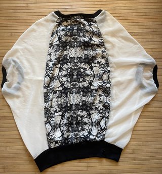 Blusa Bershka Blanca y Negra Talla S amplísima