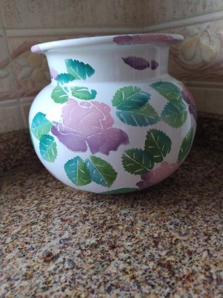 Jarrón blanco con flores rosas (vintage)