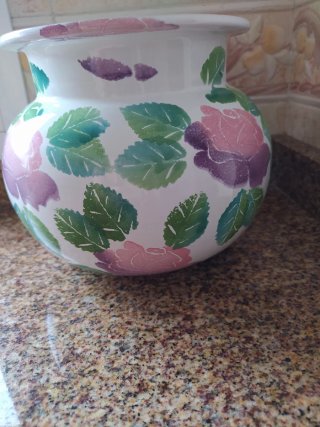 Jarrón blanco con flores rosas (vintage)