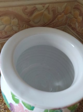 Jarrón blanco con flores rosas (vintage)