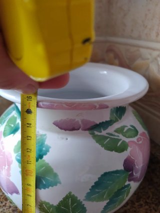 Jarrón blanco con flores rosas (vintage)